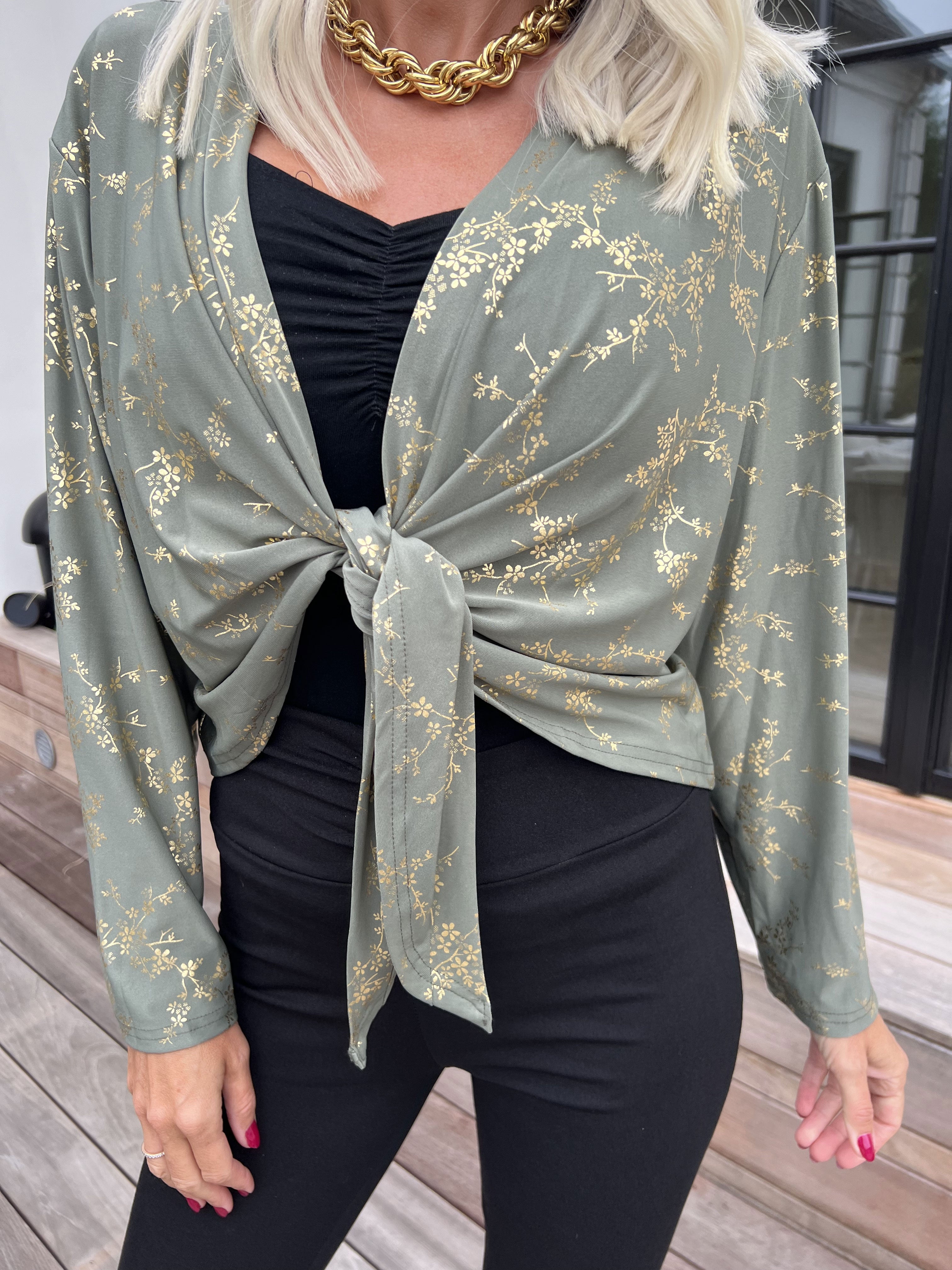 Werena Gold - Kort elastisk kofta med guldfärgade blommor